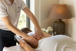 a woman getting a massage from a massage therapist at Monte Velho Equo-Resort in Arraiolos