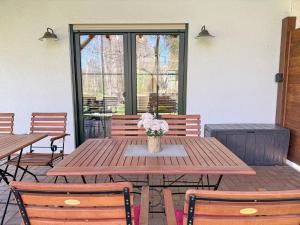 a wooden table with a vase of flowers on it at Eichengrund Baum 7 in Burg +20 photos