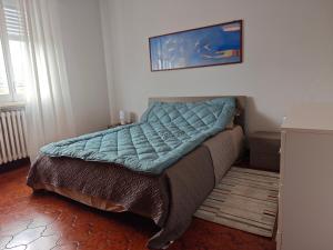 a bed sitting in a corner of a room at Casa Largo Giusti in Vercelli