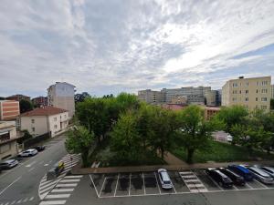 a view of a city with cars parked in a parking lot at Casa Largo Giusti in Vercelli
