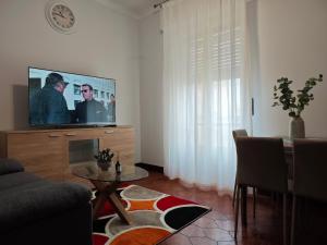 a living room with a tv and a table at Casa Largo Giusti in Vercelli