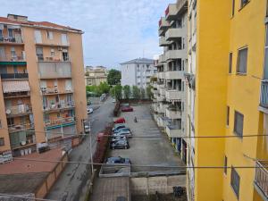 a view of a street between two buildings at Casa Largo Giusti in Vercelli