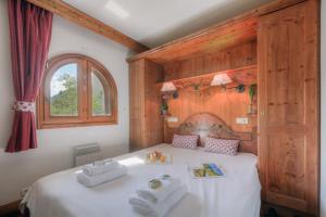 a bedroom with a bed with two towels on it at Résidence Le Cristal Apartments in Chamonix
