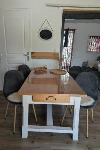 a wooden table with two chairs and a dining room at Chez les Martin in Castelnau-de-Médoc