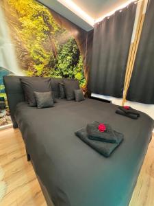 a bed with a rose on it in a room at Maison 3 chambres, jacuzzi, billard, sauna, air soccer, clim in Verviers