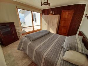 a bedroom with a large bed and a window at Tongoy península in Coquimbo