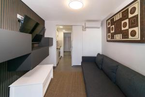 a living room with a couch and a tv at WELCS APARTAMENTO 342 PDA con terraza in Platja d'Aro