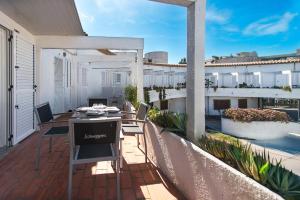 a patio with a table and chairs on a balcony at WELCS APARTAMENTO 342 PDA con terraza in Platja d'Aro