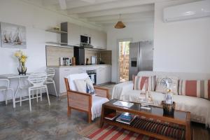 a living room with a bed and a kitchen with a table at Brisa Del Mar in Quartier de Lorient