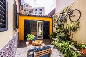 a patio with a bike on the side of a building at Casa Da Avo Clementina in Funchal
