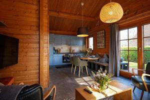 a kitchen and living room in a log cabin at Küstenhaus Silbermöwe in Cuxhaven