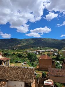a view of a village with mountains in the background at Hotel Anjara in Ambositra