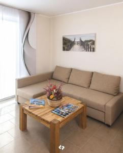 a living room with a couch and a coffee table at DUENENZEIT App Nr 5 max 4 Pers in Dierhagen