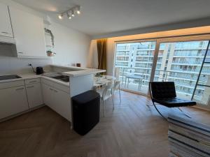 a kitchen and dining room with a view of a building at Beachday II - Opkuis inbegrepen in de prijs - Garagebox inbegrepen in Nieuwpoort