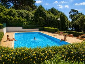 a group of people sitting in a swimming pool at Le VALLON à POR-NIC in Pornic
