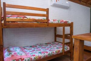 a couple of bunk beds in a room at Chale 1 com Churrasqueira e Ar a 200m da Praia in Prado