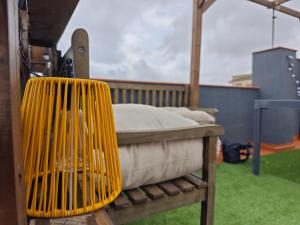 ein Bett mit einem gelben Korb darauf in der Unterkunft SeaSuites Blue-Ático con terraza chillout cerca del mar en Cullera in Mareny de San Lorenzo