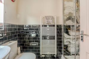 a bathroom with a toilet and a glass shower at 4BD Spacious detached House in Birmingham suitable for Contractors and family's with free parking on private drive sleeps 9 in Birmingham +37 photos
