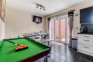 a kitchen with a pool table in a room at 4BD Spacious detached House in Birmingham suitable for Contractors and family's with free parking on private drive sleeps 9 in Birmingham