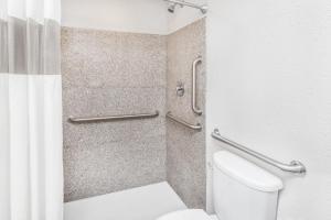 Ένα μπάνιο στο Baymont by Wyndham Delavan Near Lake Geneva +16 φωτογραφίες