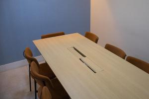 a conference room with a wooden table and chairs at Aurora Fortaleza in Fortaleza +132 photos