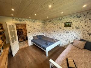 ein Schlafzimmer mit einem Bett und einer Couch in der Unterkunft Õuna in Ansi