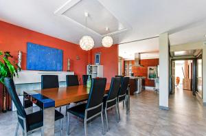 a dining room and kitchen with a table and chairs at 206 Villa Isabel ET2341 by Mallorca Charme in Alcudia