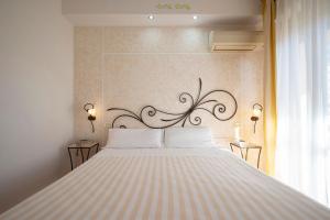 a bedroom with a large bed with a flower design on the wall at Appartamenti La Vecchia Posta - 50 mt dal Mare in Marina di Grosseto