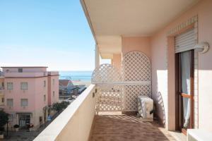 a balcony with a view of the ocean at Appartamenti La Vecchia Posta - 50 mt dal Mare in Marina di Grosseto