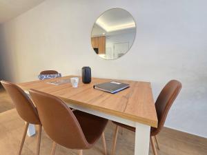 a dining room table with chairs and a mirror at New! Marbella Apartamento junto a la Playa y Casco Histórico - 2 Habitaciones Dobles - 80 m2 in Marbella