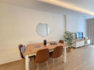 a dining room table with chairs and a mirror at New! Marbella Apartamento junto a la Playa y Casco Histórico - 2 Habitaciones Dobles - 80 m2 in Marbella