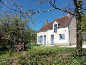 a white house with a red roof at La Petite Rochette in Chédigny