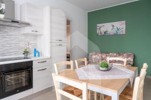 a kitchen and dining room with a table and chairs at Homiday - Appartamento Via Roma, 32 in Pineto