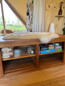 a bed on a wooden shelf in a room at Belltent 't Bievink - buitengewoon overnachten in Westendorp