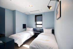 Postel nebo postele na pokoji v ubytování Grid Inn Hotel