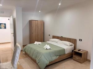 ein Schlafzimmer mit einem Bett, auf dem zwei Handtücher liegen in der Unterkunft Corte Vena in Bianco
