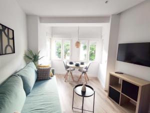 a living room with a couch and a table at Luz de Belén in Jaén