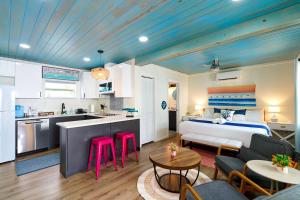a bedroom with a bed and a kitchen and a living room at Casa Limonada Boutique Motel in Sarasota