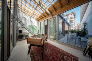 a room with a table on a rug and windows at Cabane Cala - Coeur d'Arcachon in Arcachon