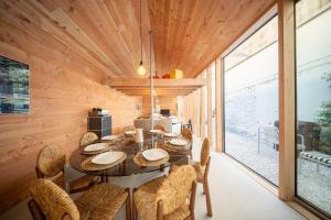a dining room with a table and chairs at Cabane Cala - Coeur d'Arcachon in Arcachon