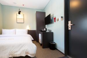 Postel nebo postele na pokoji v ubytování Grid Inn Hotel