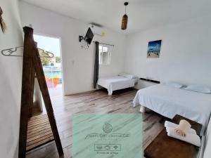 ein weißes Schlafzimmer mit einem Bett und einem Fenster in der Unterkunft Hotel Punta Cometa Tecolutla in Tecolutla