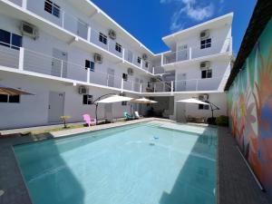 ein Schwimmbad vor einem Gebäude in der Unterkunft Hotel Punta Cometa Tecolutla in Tecolutla