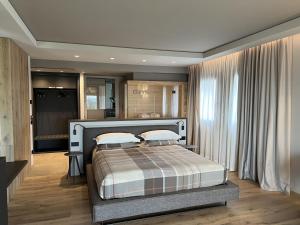 a bedroom with a large bed in a room at Agriturismo Vedova in Valdobbiadene