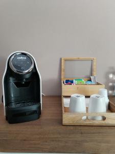 Ein Toaster steht auf einem Tisch neben einer Schachtel. in der Unterkunft BnB Ranco in Ranco