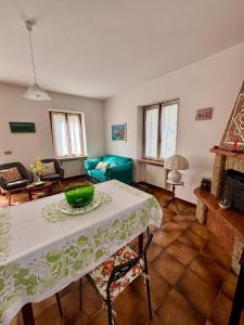 a living room with a table with a green bowl on it at Casa Olinda in Lazise