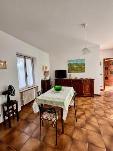a living room with a table with a green bowl on it at Casa Olinda in Lazise