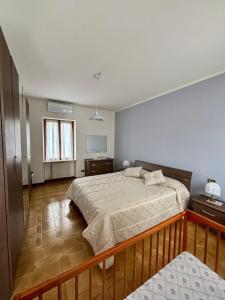 a bedroom with a large bed in a room at Casa Olinda in Lazise
