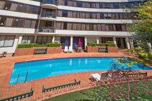 una piscina frente a un edificio en BreakFree Capital Tower Apartments, en Canberra 45 fotos más