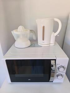 a microwave with two cups on top of it at Piso Buenos Aires in Cee
